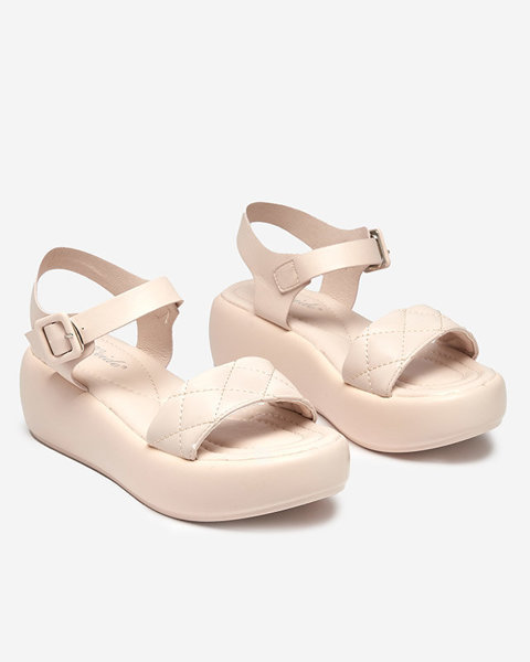 Gesteppte Damensandalen aus Öko-Leder mit Keilabsatz in Baloui-Beige. Schuhe