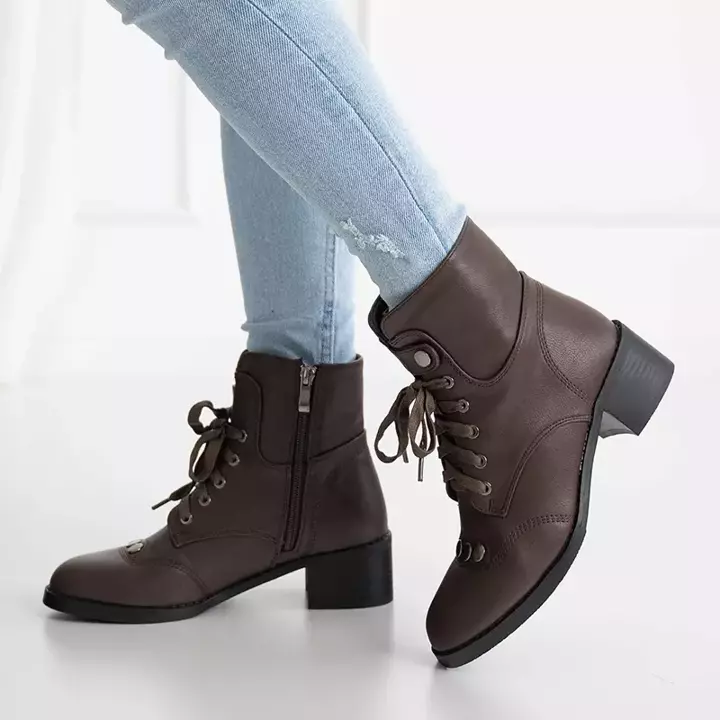 OUTLET Dunkelbraune Damenstiefelette mit flachen Absätzen Rinta - Schuhe