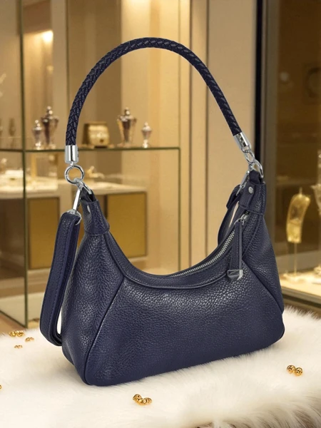 Royalfashion Kleine Damenhandtasche aus Öko-Leder mit dekorativem Riemen Lacquea