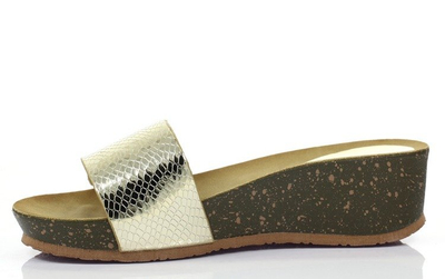 Złote klapki na koturnie - Obuwie