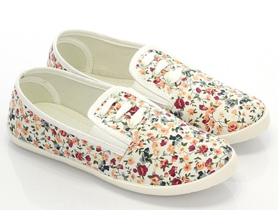 Białe tenisówki typu slip on w kwiaty - Obuwie