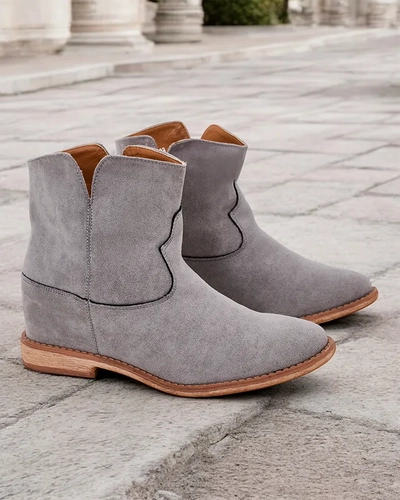 Royalfashion Kowboy-Stiefeletten auf einer bedeckten Keilabsatz Bluestone