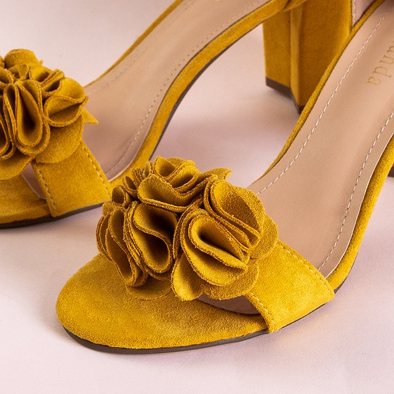 Gelbe Sandalen mit Blumen auf einem höheren Absatz Lowera - Schuhe