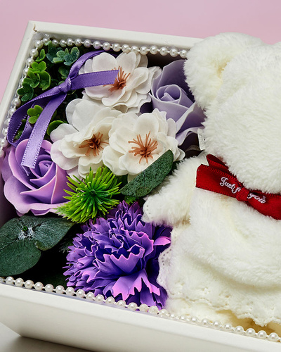 Royalfashion Flowerbox Blumen in einer Box mit einem Teddybär