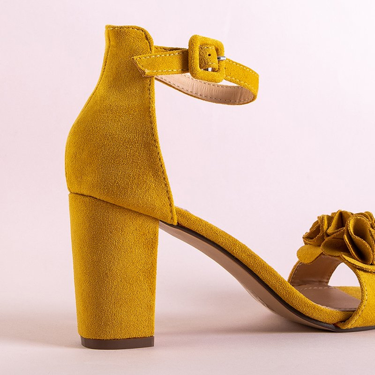 Gelbe Sandalen mit Blumen auf einem höheren Absatz Lowera - Schuhe