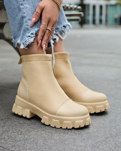 Royalfashion Damenstiefel mit flachem Absatz in der Farbe Creme Leffoi