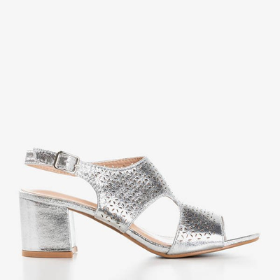 Silberne Sandalen mit durchbrochenem Obermaterial an der Arzur-Säule - Schuhe 1