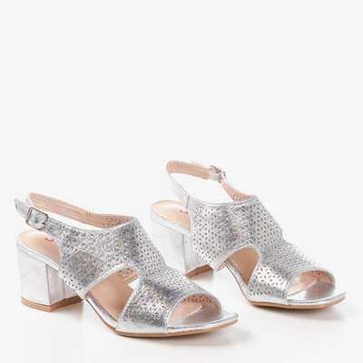 Silberne Sandalen mit durchbrochenem Obermaterial an der Arzur-Säule - Schuhe 1