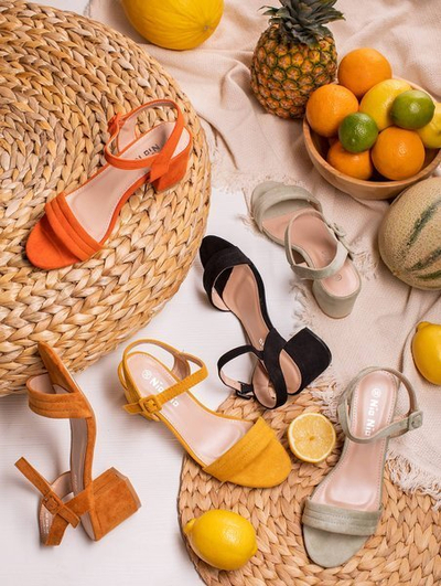 Braune Damensandalen auf einem niedrigen Pfosten Niusty - Footwear