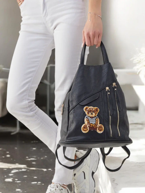 Royalfashion Kleiner Damen-Rucksack aus Eco-Leder in dreieckiger Form mit einem Teddybär