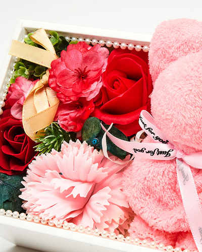 Royalfashion Flowerbox Blumen in einer Box mit einem Teddybär