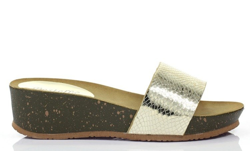 Złote klapki na koturnie - Obuwie