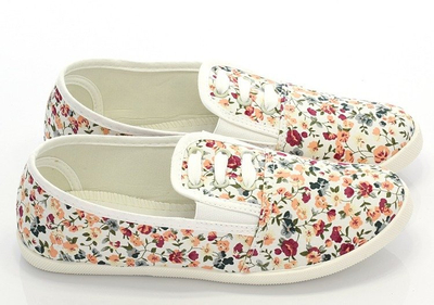 Białe tenisówki typu slip on w kwiaty - Obuwie