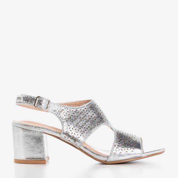 Silberne Sandalen mit durchbrochenem Obermaterial an der Arzur-Säule - Schuhe 1
