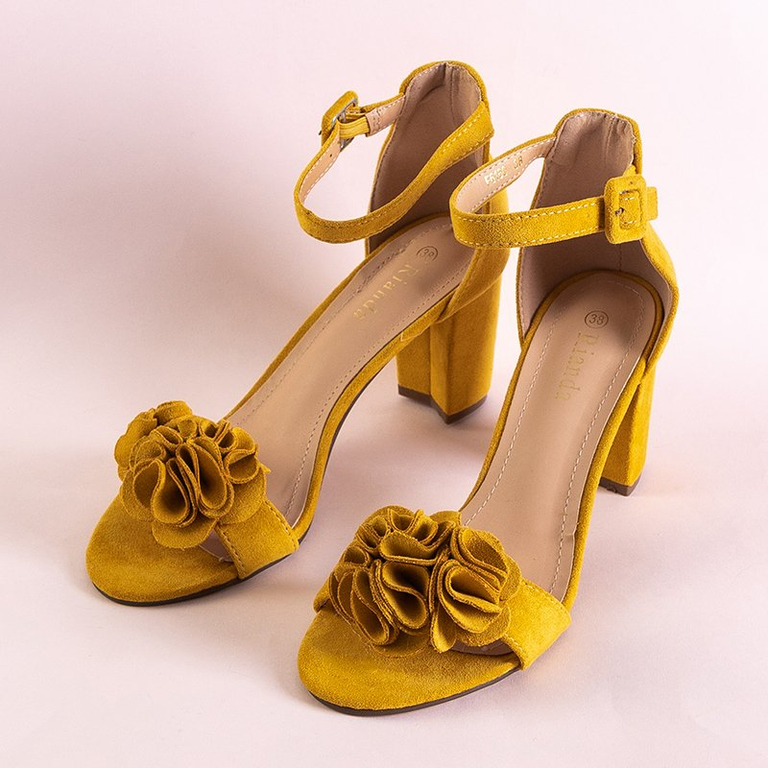 Gelbe Sandalen mit Blumen auf einem höheren Absatz Lowera - Schuhe