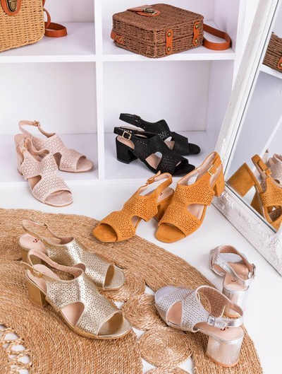 Silberne Sandalen mit durchbrochenem Obermaterial an der Arzur-Säule - Schuhe 1