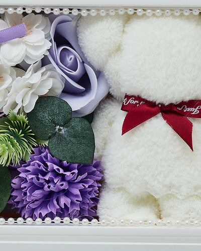 Royalfashion Flowerbox Blumen in einer Box mit einem Teddybär