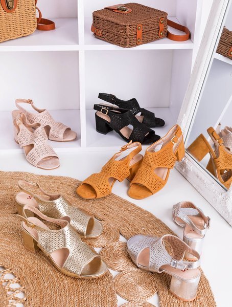 Silberne Sandalen mit durchbrochenem Obermaterial an der Arzur-Säule - Schuhe 1