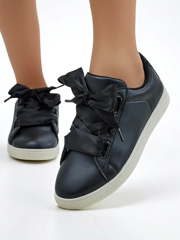 Royalfashion Damensneaker aus eco-Leder mit dekorativen Schnürsenkeln Etti