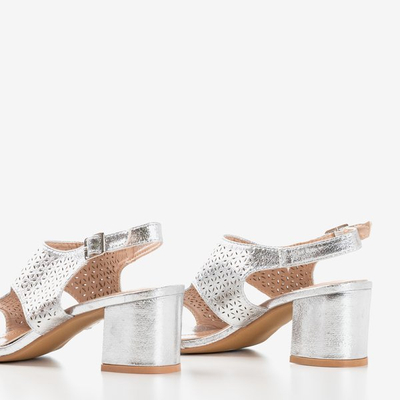 Silberne Sandalen mit durchbrochenem Obermaterial an der Arzur-Säule - Schuhe 1