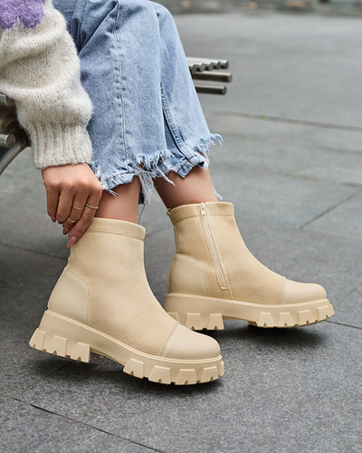 Royalfashion Damenstiefel mit flachem Absatz in der Farbe Creme Leffoi