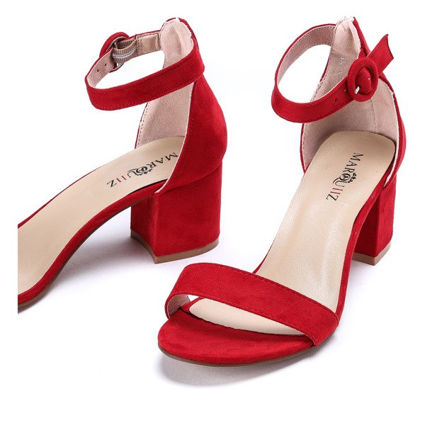 Rote Sandalen an einem Madeleine-Pfosten - Schuhe