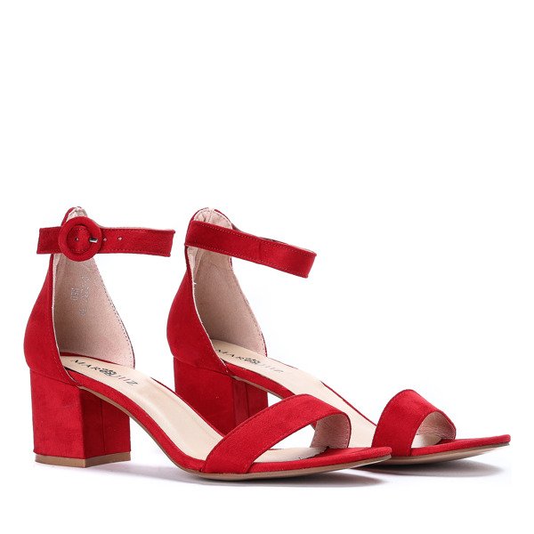 Rote Sandalen an einem Madeleine-Pfosten - Schuhe