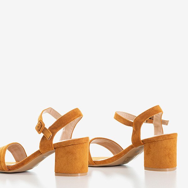 Braune Damensandalen auf einem niedrigen Pfosten Niusty - Footwear