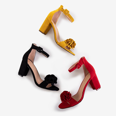 Gelbe Sandalen mit Blumen auf einem höheren Absatz Lowera - Schuhe