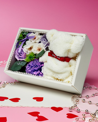 Royalfashion Flowerbox Blumen in einer Box mit einem Teddybär