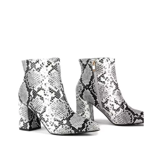 OUTLET Чорно-білі чоботи на стовпі із серпантином Verano - Туфлі