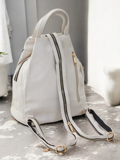 Royalfashion Kleiner Rucksack für Damen aus Öko-Leder in dreieckiger Form mit einem Bären