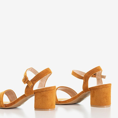 Braune Damensandalen auf einem niedrigen Pfosten Niusty - Footwear