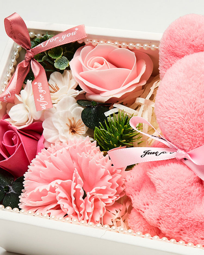 Royalfashion Flowerbox Blumen in einer Box mit einem Teddybär