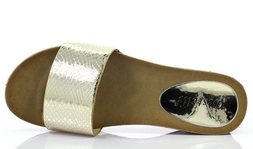 Złote klapki na koturnie - Obuwie