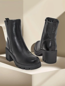 Damen-Stiefeletten von Royalfashion auf einer Säule Etervose